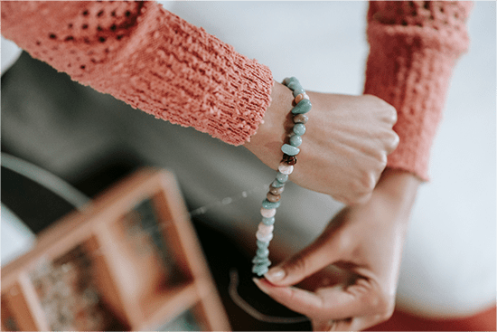 Deux techniques faciles pour fermer vos bracelets élastiques